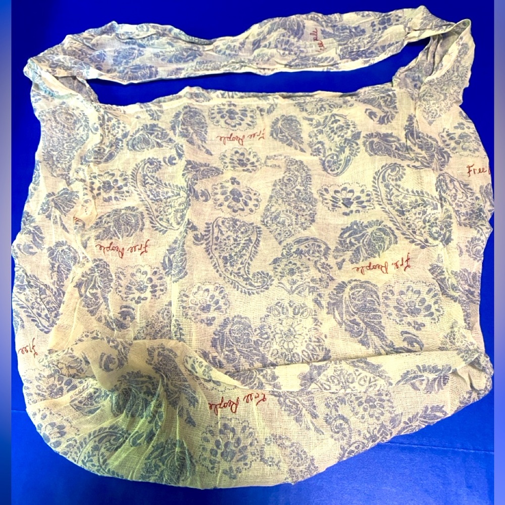 Free People Reusable Boho Blue & Cream Paisley Print Womens Stylish Shoulder Bag